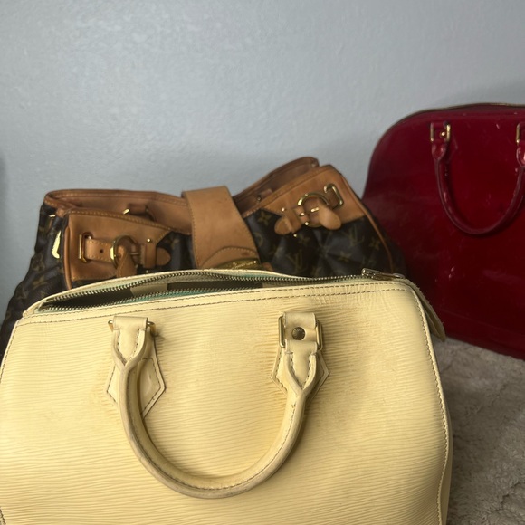 Louis Vuitton - Picture 3 of 4